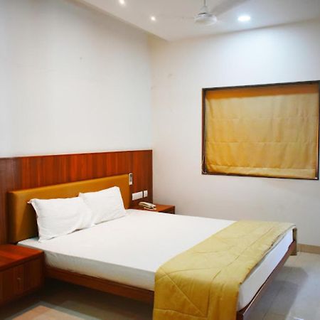 Hotel Anjali Palace Bhuj Bagian luar foto